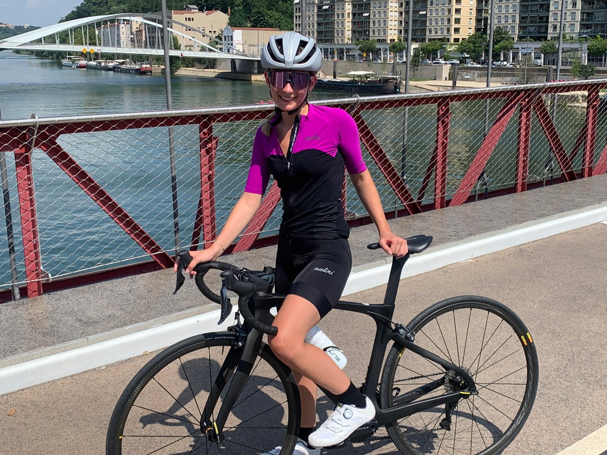 Jeune Jolie Femme. Cycliste Féminine Avec Une Bonne Forme De Corps